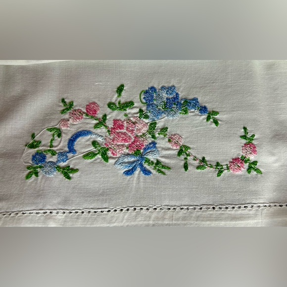 Pair of Vintage Hand Embroidered Pillowcases, floral design - Picture 4 of 9